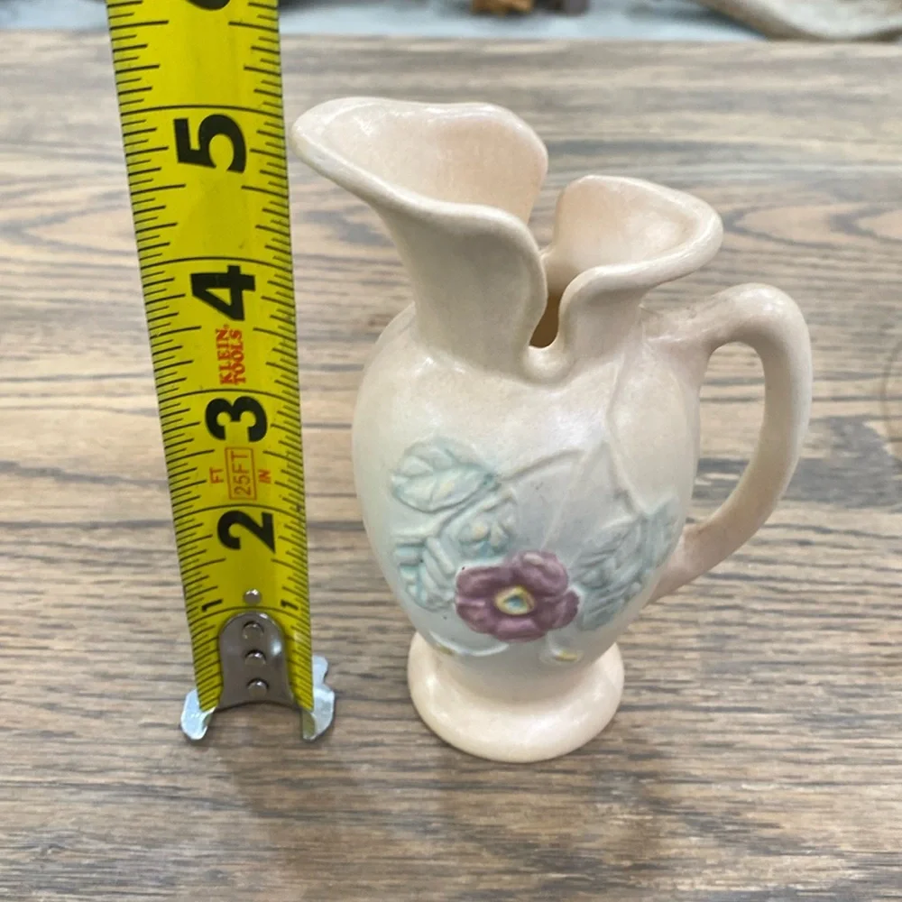 Hull USA J20 4 3/4” Vintage Cream Ceramic Vase with Floral Design. - Picture 7 of 8